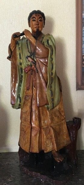 Statuette en plâtre représentant un guerrier...