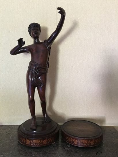 Statuette en bois représentant un éphèbe....