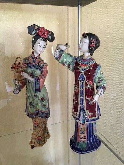 Deux geishas en céramique polychrome. (accidents...