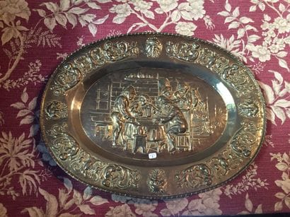 Paire de plats ovales en cuivre repoussé...
