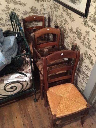 Cinq chaises en bois naturel paillées (accidents...