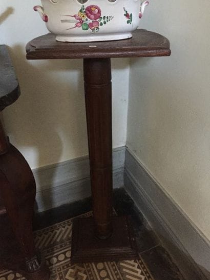 Colonne en bois naturel. H : 94 cm