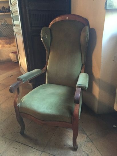 Fauteuil à oreilles dit Voltaire en bois...