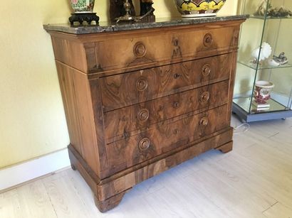 Commode en placage de noyer à quatre tiroirs....