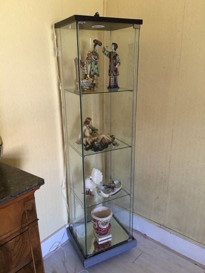 Vitrine au quatre bords vitrée éclairante....