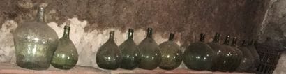 Un lot de bonbonnes de verre.
