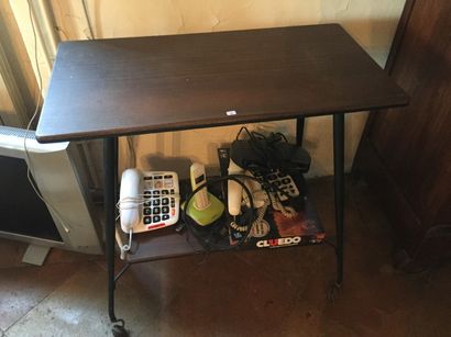 Une table à roulettes.