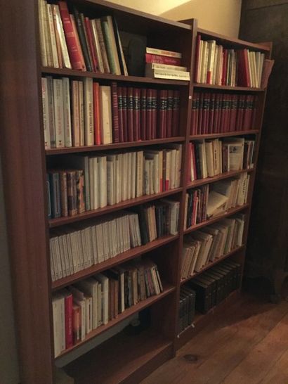 Quatre meubles étagère.