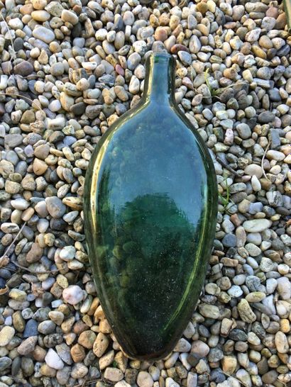 Une bouteille en verre de couleur verte.