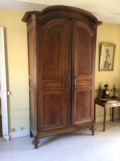 Armoire en bois naturel ouvrant à deux vantaux...
