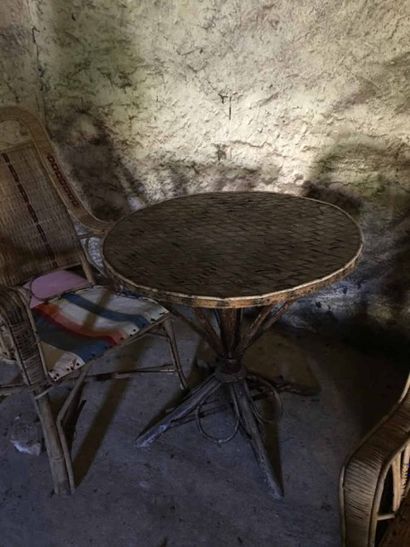 Une table en rotin.