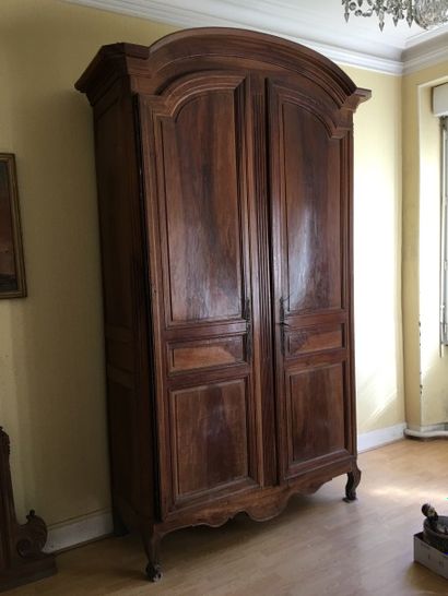 Armoire en bois naturel ouvrant à deux portes...