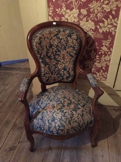 Fauteuil en bois naturel recouvert d'un tissu...