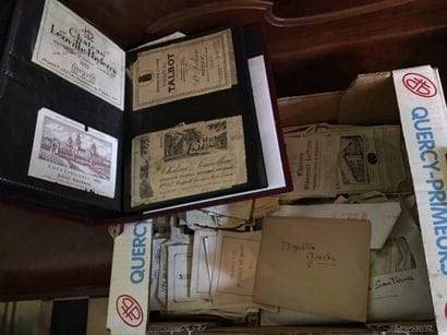 Collection d'étiquettes de vin.