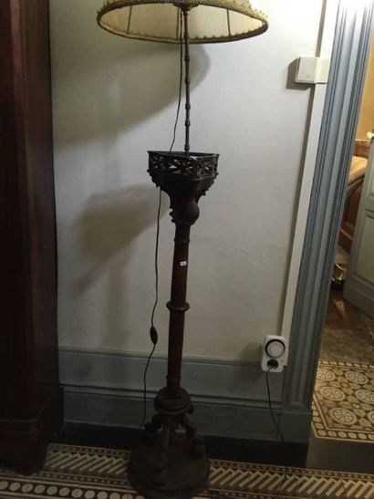 Lampadaire en bois à décor néogothique. 