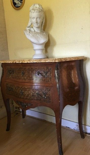 Commode sauteuse en bois de placage et garniture...