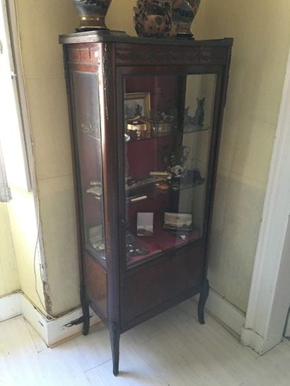 Vitrine en bois de placage et garnitures...