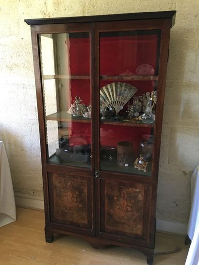 Vitrine en bois de placage ouvrant par deux...