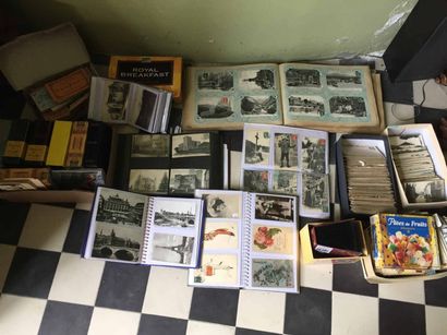 Important lot de timbres, cartes postales...