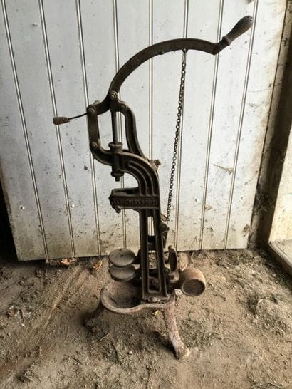 Une bouchonneuse à bouteille, une pompe JAVA...