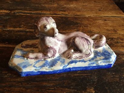 Une statuette en faïence manganèse et bleu...