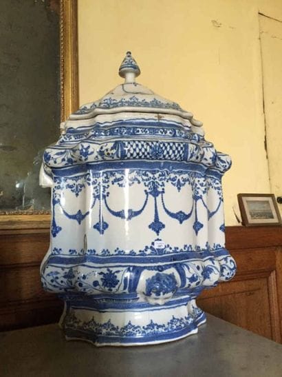Fontaine en faïence à décor bleu et blanc...