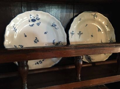2 assiettes en faïence à décor de jetés de...