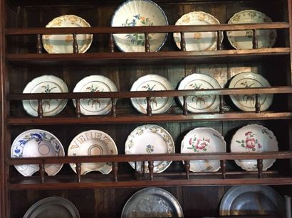 Un lot de plats, assiettes, en faience divers....