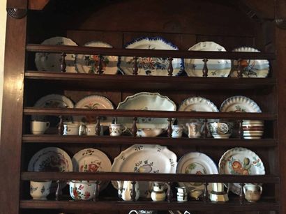 Un lot de plats, assiettes, en faience divers....