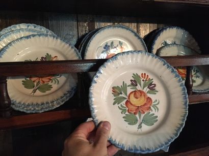 Suite de 7 assiettes en faïence à décor polychrome...
