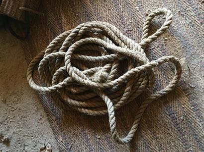 Lot d'outillage divers dont corde, cable...