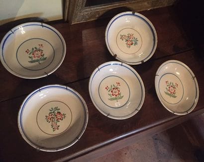 Cinq assiettes en faience à décor peint de...