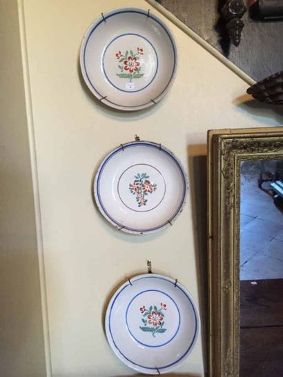 Cinq assiettes en faience à décor peint de...