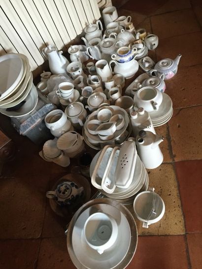BORDEAUX. Important lot d'assiettes, plats...