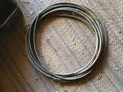 Lot d'outillage divers dont corde, cable...