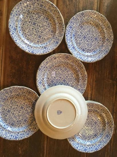 Onze assiettes en faience fine à décor stylisé...
