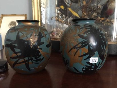 VALLAURIS - Paire de petits pots à décor...