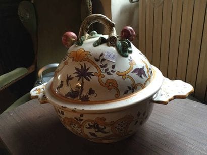Soupière en faïence à décor polychrome.