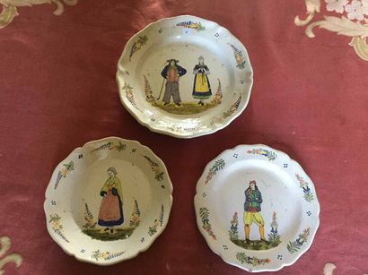 Quimper, plat et deux assiettes en faïence...