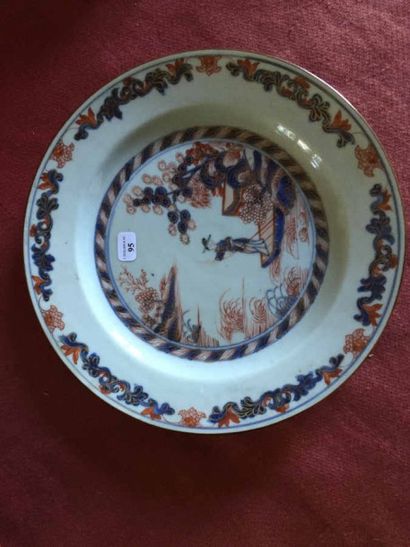 Une assiette en porcelaine de la Compagnie...
