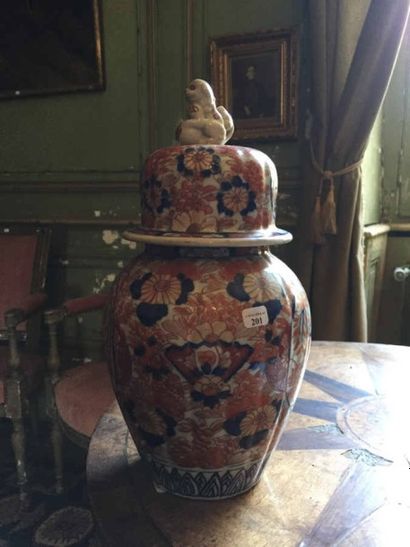 Potiche couverte en porcelaine à décor Imari...