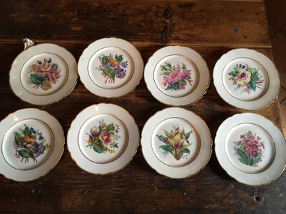 8 assiettes à dessert en porcelaine à décor...