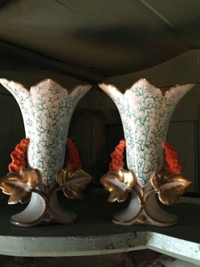 Paire de vases en porcelaine à décor doré...