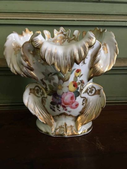 Vase en porcelaine à décor polychrome et...
