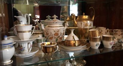 Lot en porcelaine de tasses, théière etc...