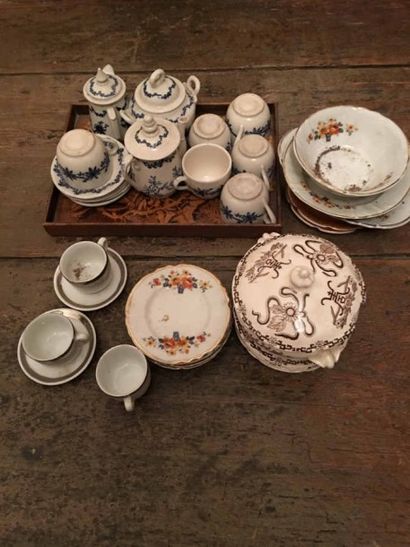 Service à café en porcelaine à décor doré...