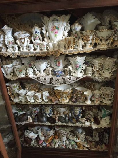 Lot important de vases porcelaine à décors...