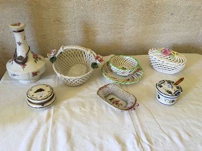 Ensemble de pièces en porcelaine dont certaines...