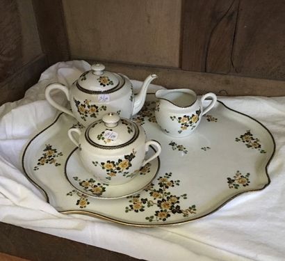 Partie de service en porcelaine comprenant...