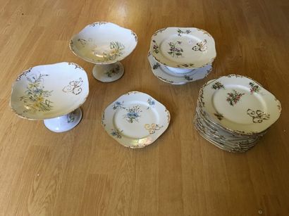 Partie de service en porcelaine à décor de...